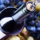 Як відкрити вино без штопора: 5 способів перемогти пляшку